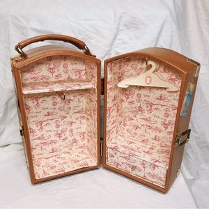 MUFFY VANDERBEAR WORLD TRAVELER TRAVEL TRUNK. In Good Condition